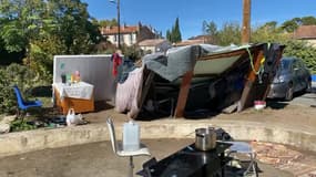 Des tentes de fortune ont été installées par une communauté de Roms à Marseille.
