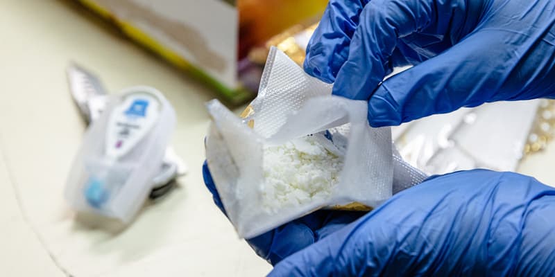 Un douanier présentant un sachet de cocaïne à Cayenne (Guyane) en octobre 2022
