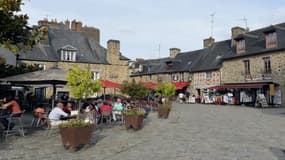 Une terrasse de restaurant dans la ville médiévale de Fougeres. 
