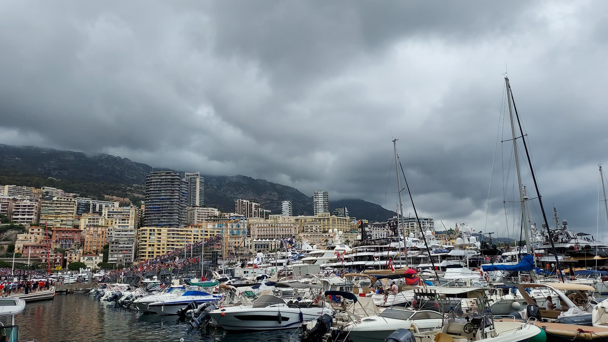 Le ciel s'obscurcit à Monaco avant le Grand Prix. Le ciel s'obscurcit à Monaco avant le Grand Prix.
