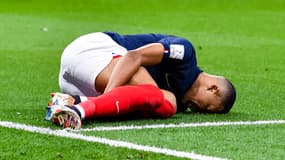 Kylian Mbappé au sol lors de France-Tunisie, le 16 décembre 2022