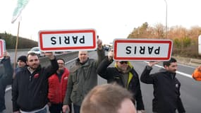 Des agriculteurs ont rapporté des panneaux de Paris sur le blocage de l'A6.