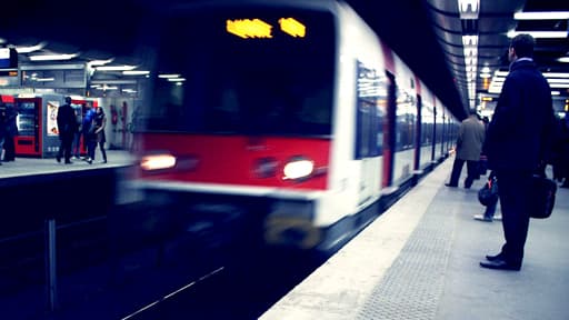 Un RER B arrive dans la station des Halles, au coeur de la capitale.