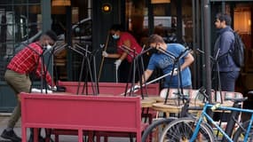 Début de nettoyage de la terrasse d'un café à Paris, le 10 mai 2021