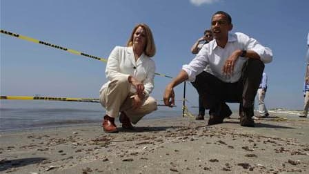 Barack Obama, en compagnie de la présidente de la paroisse (comté) de Lafourche, en Louisiane. Barack Obama a déclaré assumer la responsabilité ultime de la marée noire en cours dans le golfe du Mexique, lors d'un déplacement dans la région vendredi, pour