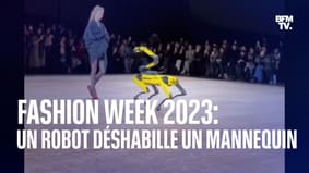  Lors du défilé Coperni à la Fashion Week de Paris, un robot déshabille un mannequin