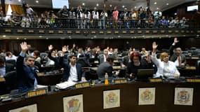 Des députés de l'opposition lors d'une session de l'Assemblée à Caracas, le 15 août 2017. 