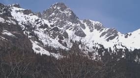 "Vu les épaisseurs de neige importantes encore présentes en dessous de 2000 mètres, quelques grosses avalanches sont à attendre", prévient Météo France.