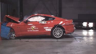 La Ford Mustang commercialisée en Europe depuis 2015, lors d'un crash-test frontal à 64km/h.