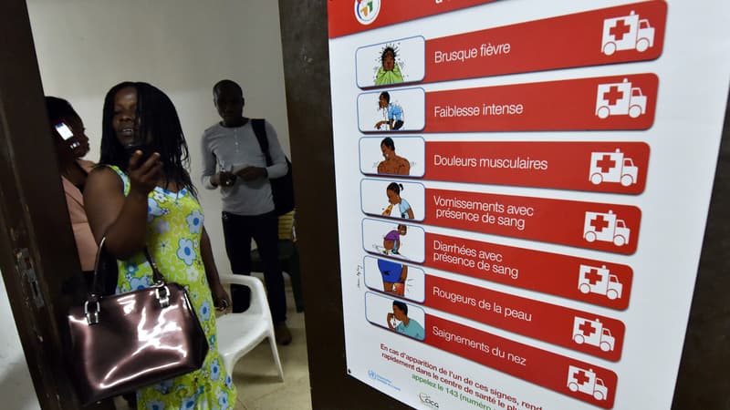 Un poster placardé sur les murs à Abidjan, en Côte d'Ivoire, sensibilise aux symptômes du virus Ebola, le 1er septembre 2014.