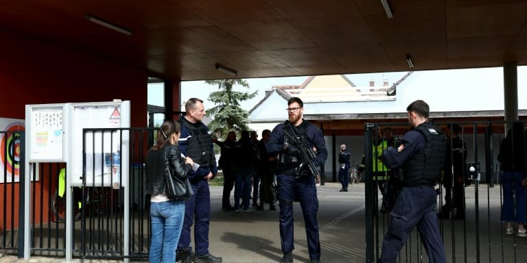 Des gendarmes contrôlent l'accès à l'école de Souffelweyersheim, dans le Bas-Rhin, où deux fillettes ont été blessées au couteau, le 18 avril 2024