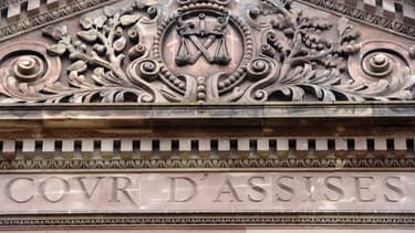 Fronton d'une cour d'assises. (Illustration)