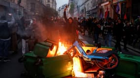 Feu de poubelles et de vélos en signe de protestation contre l'allocution télévisée du président Emmanuel Macron, après la promulgation de la réforme des retraies, le 17 avril 2023 à Paris
