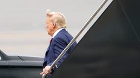 Donald Trump à la descente de son avion à l'aéroport Ronald Reagan le jeudi 3 août 2023.