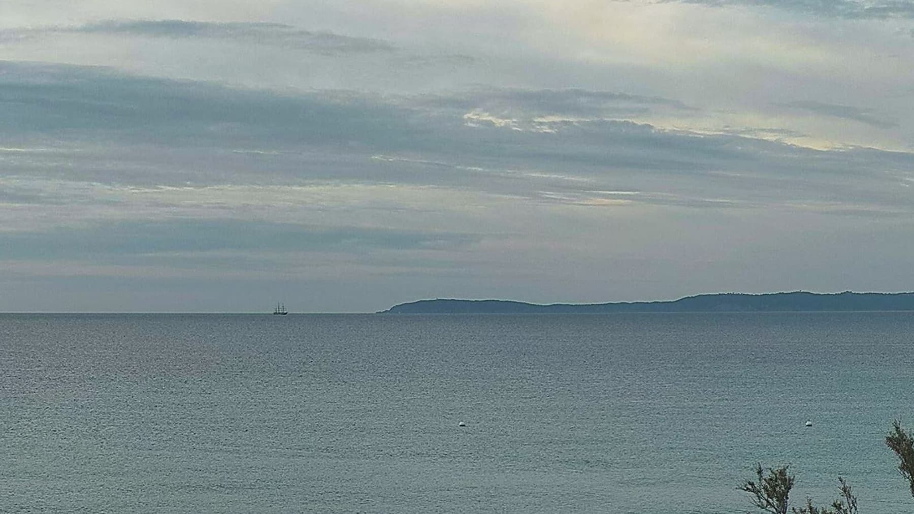 Le Belem, qui transporte la flamme olympique, au large du Lavandou le 7 mai 2024. Le Belem, qui transporte la flamme olympique, au large du Lavandou le 7 mai 2024.
