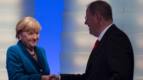 Angela Merkel serre la main à son rival Peer Steinbrück, quelques heures après la parution des premiers résultats de l'élection.