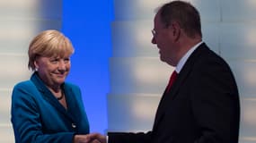 Angela Merkel serre la main à son rival Peer Steinbrück, quelques heures après la parution des premiers résultats de l'élection.