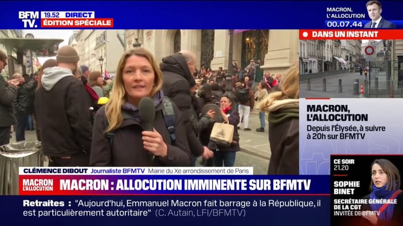 Allocution d'Emmanuel Macron: un rassemblement avec des casseroles sur le parvis de la mairie du Xe arrondissement de Paris