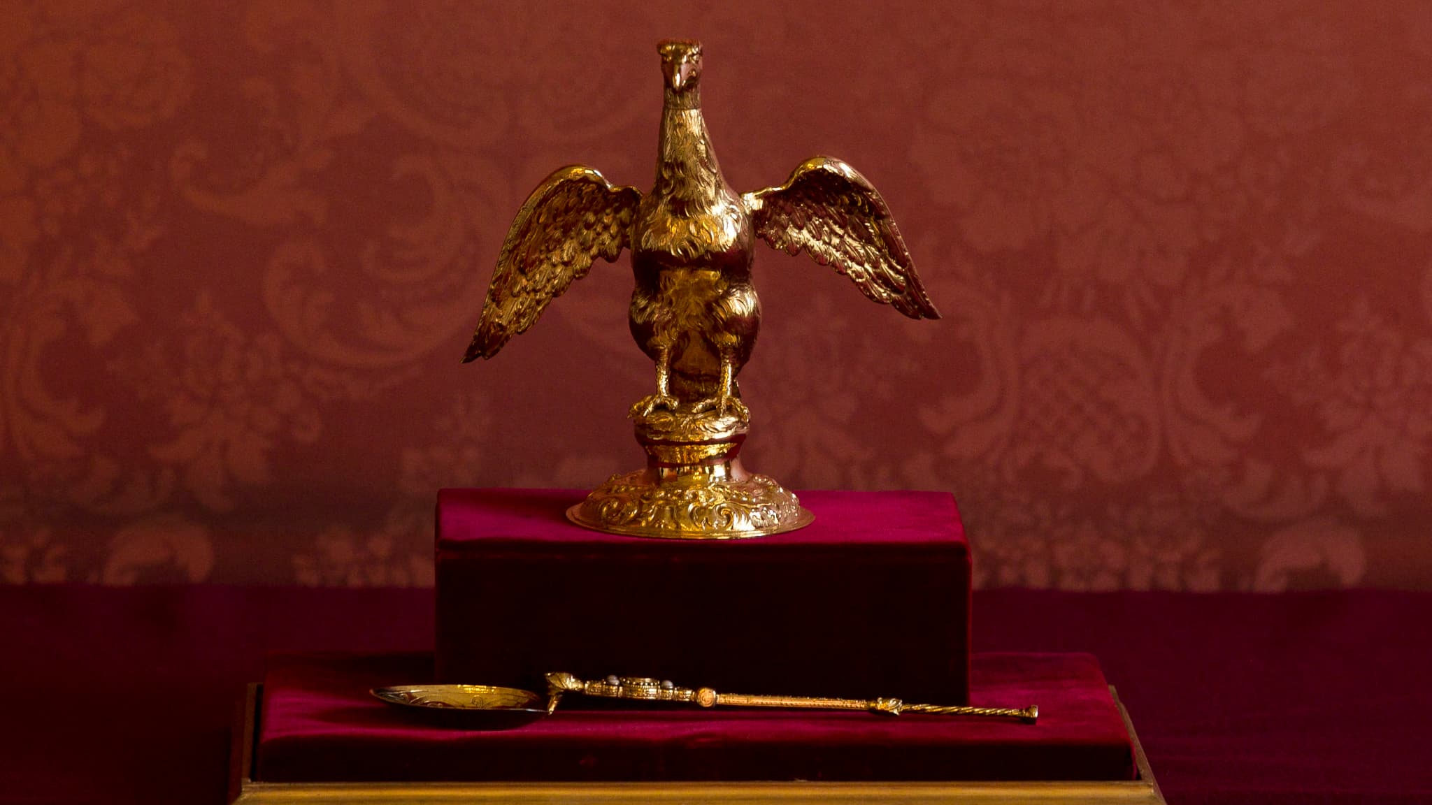 La cuiller et l'ampoule des couronnements, exposées à l'occasion du jubilé de diamant de la reine Elizabeth II en 2012. La cuiller et l'ampoule des couronnements, exposées à l'occasion du jubilé de diamant de la reine Elizabeth II en 2012.