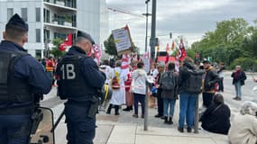 Une centaine de manifestants ont accueilli le ministre de la santé, François Braun, venu à Lyon ce vendredi 12 mais 2023.