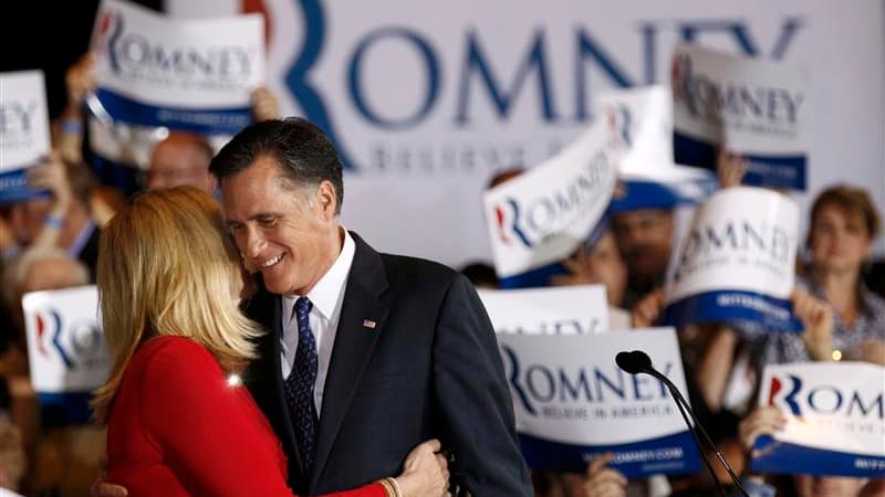 Mitt Romney (ici avec son épouse, Ann) a facilement devancé Rick Santorum mardi dans la primaire de l'Illinois, ce qui renforce ses chances d'être désigné candidat du parti républicain à l'élection présidentielle du 6 novembre aux Etats-Unis. /Photo prise