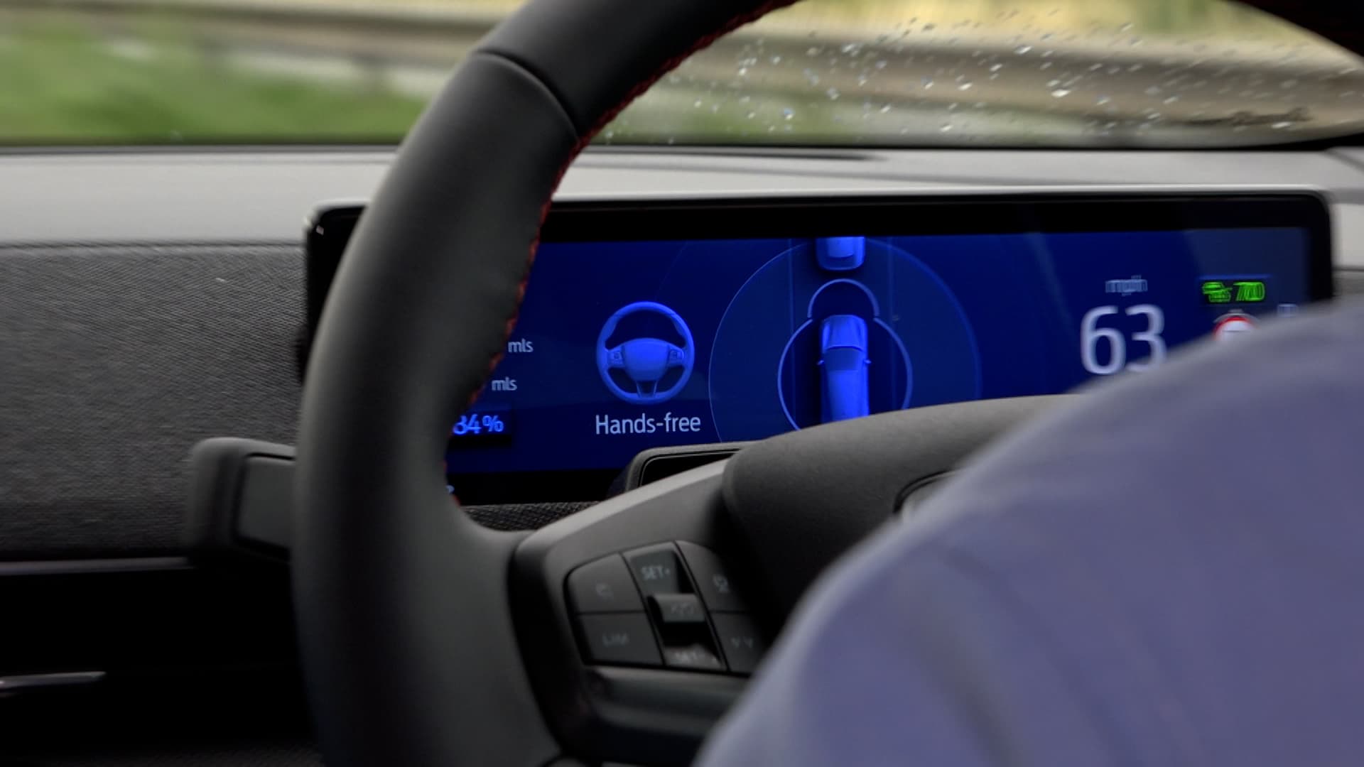 Le symbole Hands-free permet de "conduire" sans avoir les mains sur le volant. 