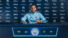 Rayan Cherki signant à Manchester City, le 10 juin 2025
