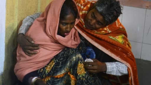 Une femme et son mari à l'hôpitel le 4 janvier 2016 après le violent séisme qui a frappé Siliguri dans le nord-est de l'Inde
