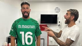 Olivier Giroud et Théo Hernandez dans le vestiaire de l'AC Milan, alors que l'attaquant a dépanné au poste de gardien de but, 7 octobre 2023