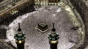 Des fidèles musulmans se rassemblent pour prier autour de la Kaaba, le sanctuaire le plus sacré de l'islam, dans le complexe de la Grande Mosquée de la ville sainte de La Mecque, le 1er juin 2025, à l'approche du pèlerinage annuel du Hajj.