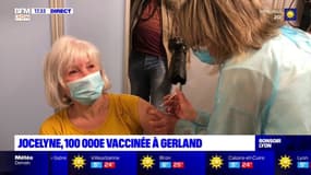 Jocelyne a été la 100 000ème personne à se faire vacciner à Gerland