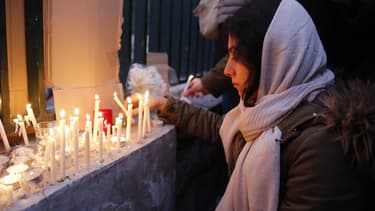 Une veillée en mémoire des victimes du crash devant l'Université Amir Kabir de Téhéran, à laquelle l'ambassadeur britannique a participé
