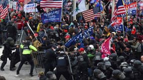 Des manifestants tentent de briser le cordon policier devant le Capitole à Washington le 6 janvier.