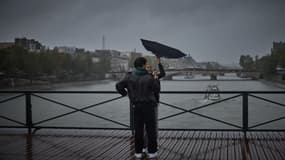 Le vent souffle sur le pont des Arts, à Paris, le 9 octobre 2024