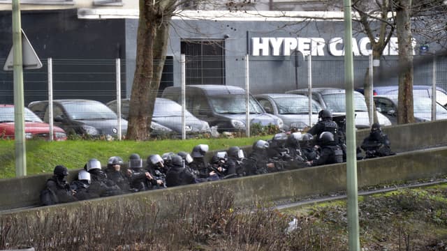 Les forces de police se préparent à donner l'assaut de l'épicerie Hyper Cacher, le 9 janvier 2015.
