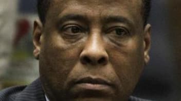 Le procès du médecin personnel de Michael Jackson, le Dr Conrad Murray, s'ouvre ce mardi à Los Angeles plus de deux ans après la disparition soudaine du "roi de la pop". /Photo prise le 25 janvier 2011/ REUTERS/Pool/Irfan Khan