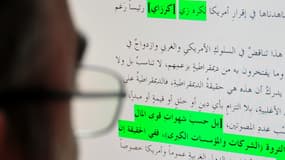 En 2012, un journaliste examine un document trouvé dans la planque d'Oussama Ben Laden au Pakistan et mis en ligne par le Combating Terrorism Center. 