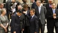 Nicolas Sarkozy et François Fillon plaisantent avec le nouveau ministre de la Culture Frédéric Mitterrand, lors de l'habituelle photo de groupe du gouvernement remanié.
