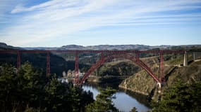 Le viaduc de Garabit, conçu par Léon Boyer et construit par l'ingénieur français Gustave Eiffel et son entreprise, près de Ruynes-en-Margeride et du Val d'Arcomie.