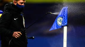 Une désinfection anti-coronavirus, à Stamford Bridge le 21 décembre 2020