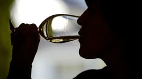 Une femme déguste un verre de vin, aux Etats-Unis (image d'illustration).
