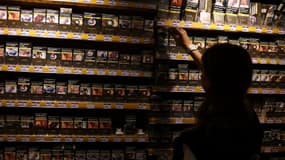 Un femme prend un paquet de cigarettes dans un bureau de tabac à Toulouse, le 30 septembre 2022 