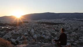 Un homme pratiquant la méditation à Athènes, en Grèce, le 7 septembre 2017 (illustration).