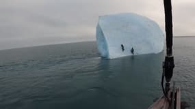 Un iceberg se retourne pendant l'escalade de l'aventurier Mike Horn