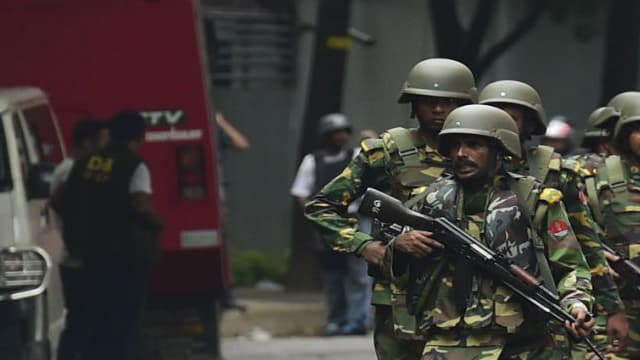Des militaires patrouillent à Dacca, au Bangladesh, après l'assaut contre le restaurant où des personnes ont été prises en otage le 1er juillet