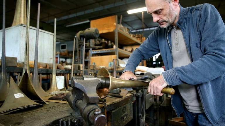 "25 À 30% DE NOTRE CHIFFRE D'AFFAIRES": POURQUOI LES DROITS DE DOUANE DE TRUMP MENACENT LES FABRICANTS D'INSTRUMENTS DE MUSIQUE FRANÇAIS