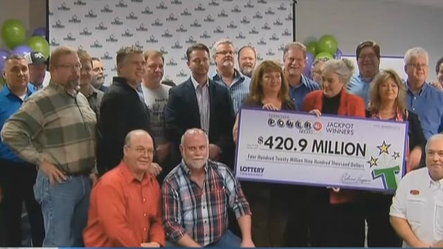 Les lauréats à la remise du chèque "Powerball"