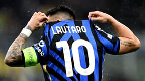 Lautaro Martinez montre son nom sur son maillot lors du match Inter-Bayern (2-2, Ligue des champions), le 16 avril 2025