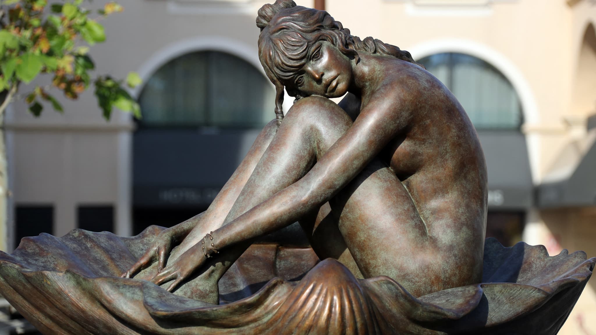 La statue tropézienne de Brigitte Bardot, basée sur une illustration de l'artiste italien Milo Manara