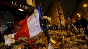 Des hommages devant le Carillon à Paris, le 20 novembre 2015